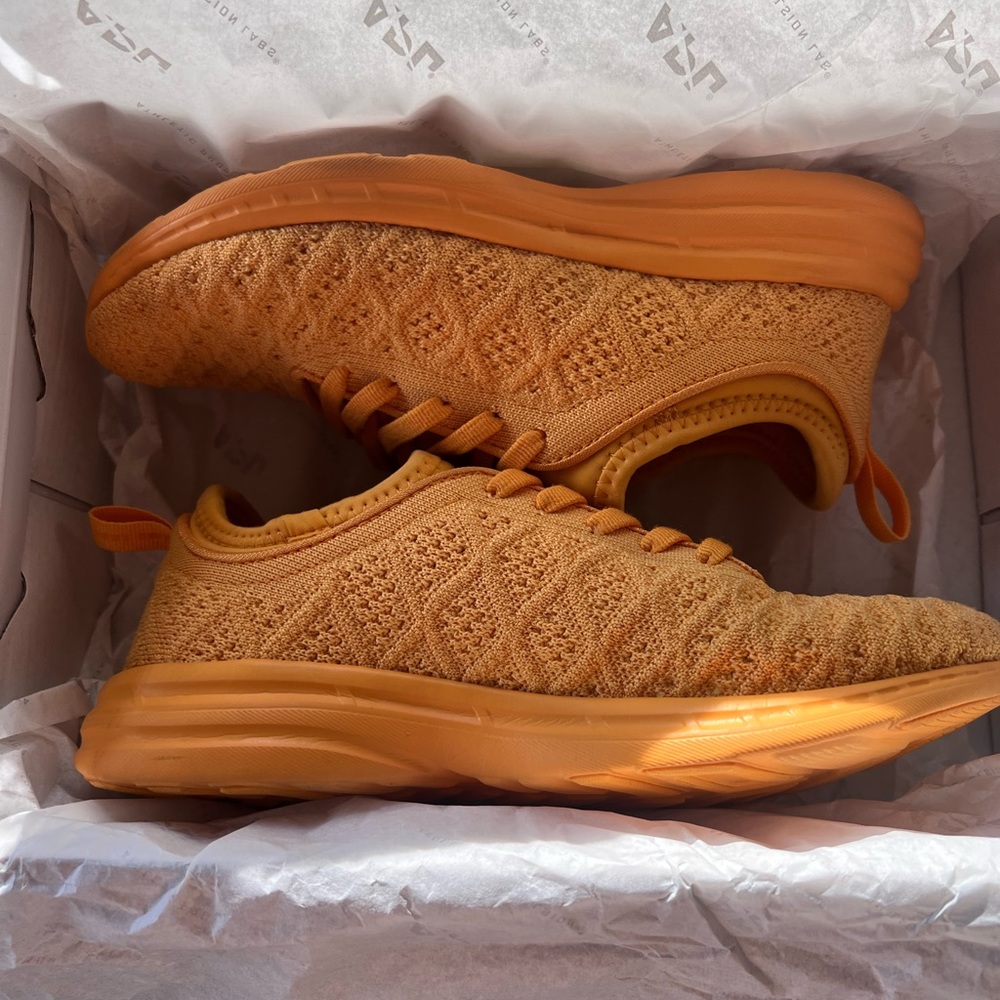 APL shoes size 5.5